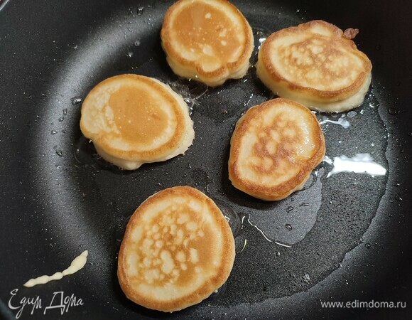 Разогреть сковороду с маслом. Выложить тесто столовой ложкой. Жарить с обеих сторон до золотистого цвета.