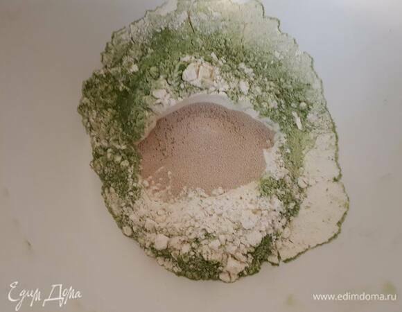 Смешайте муку, сахар, соль, дрожжи и матчу. Добавьте теплое молоко, накройте полотенцем и оставьте на полчаса.