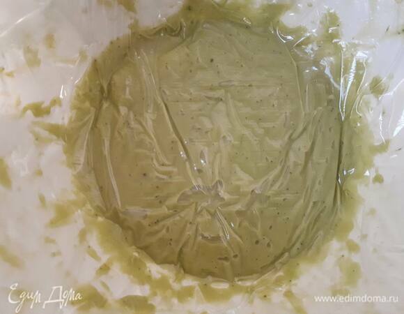 Взбейте яйца, влейте их к муке и замесите тесто. Лучше всего воспользоваться миксером на малых оборотах. Накройте пищевой пленкой в контакт, накройте полотенцем и оставьте на час.