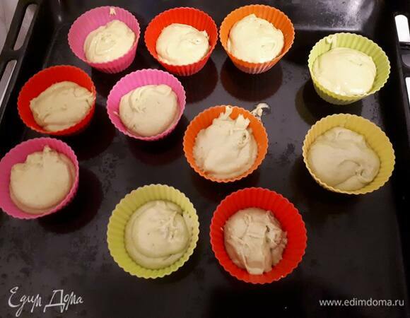 Распределите тесто по формочкам. Маленькие формочки надо заполнять на 2/3 объема, а большие — на половину. Дайте тесту 15 минут, чтобы поднялось. Выпекайте в разогретой до 180°C духовке 20 минут.