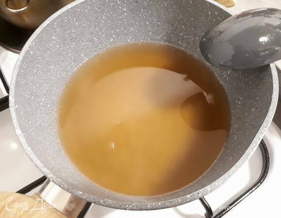 Смешайте воду, сахар и лимонный сок, доведите до кипения и проварите пару минут. Затем снимите с огня и влейте ром.