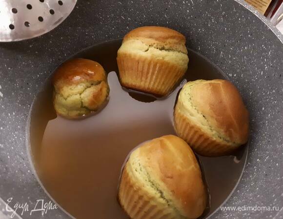 Окуните бабы в сироп и оставьте на 5 минут.