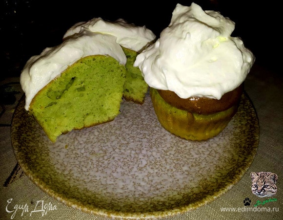 Взбейте сливки с сахарной пудрой. Подавайте ромовые бабы со взбитыми сливками.