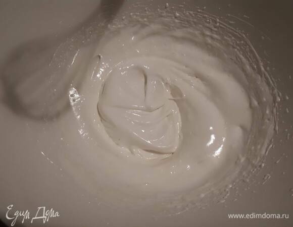 Для бисквита отделите белки от желтков и начните взбивать их в пену на медленных оборотах. Когда венчик начнет оставлять след, увеличьте скорость и взбейте до пиков. Продолжая взбивать, всыпьте сахар по частям.