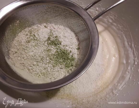 Просейте муку с матчей и аккуратно перемешайте до однородного состояния.