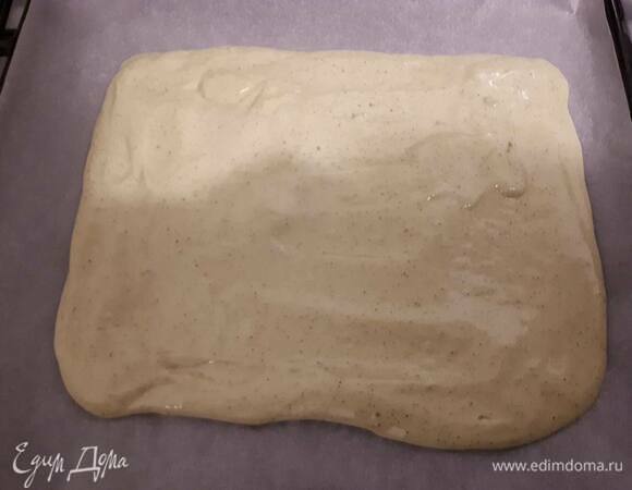 Выложите тесто на противень, покрытый пекарской бумагой. Распределите, чтобы оно было в 2 раза больше площади посуды, в которой вы будете готовить матчамису. Выпекайте в духовке 10 минут.