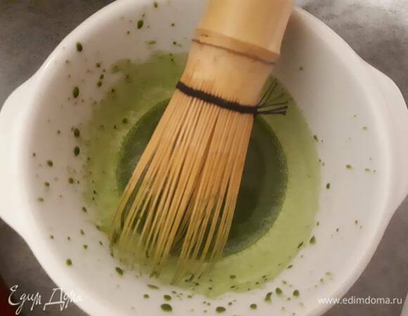 Для пропитки подогрейте половину воды до 80°C (можно вскипятить и подождать, когда она немного остынет). Всыпьте матчу в мисочку, добавьте чуть-чуть холодной воды и разбейте комочки. Затем влейте подогретую воду и хорошо взбейте. Другую половину воды вскипятите с сахаром, затем влейте к матче и хорошо перемешайте.