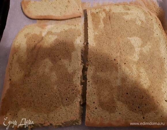 Пропитайте готовый бисквит сиропом.