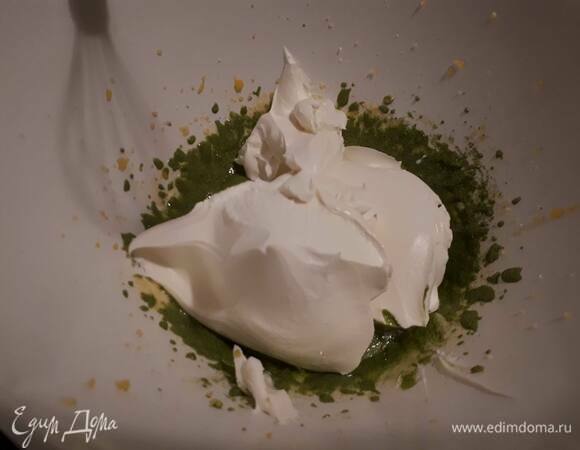 Добавьте маскарпоне и взбейте.
