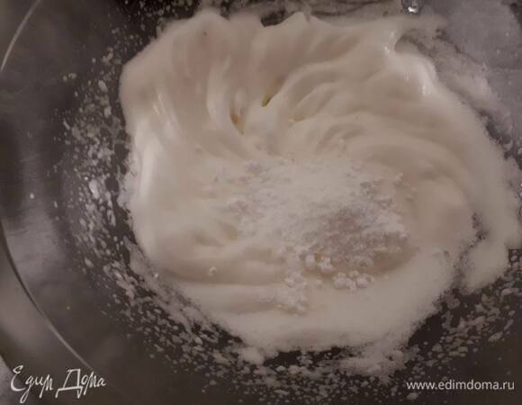 Взбейте белки в пену и добавьте сахарную пудру.