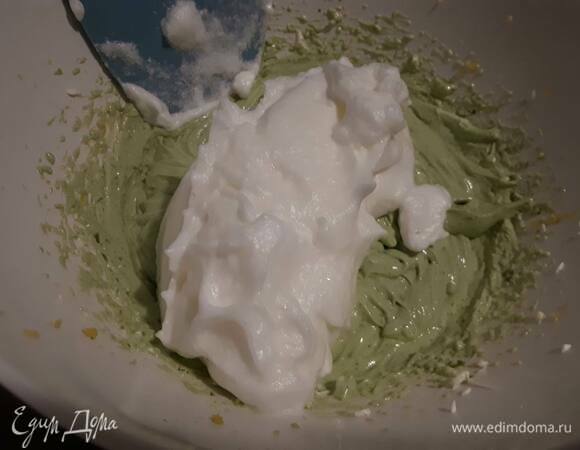 Добавьте белки к крему и аккуратно перемешайте.