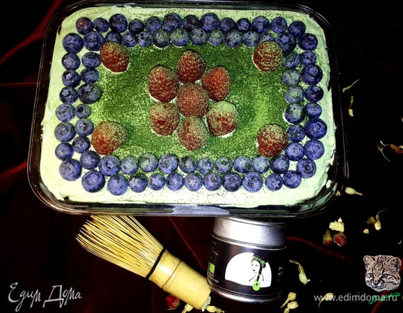 Украсьте ягодами и матчей и оставьте в холодильнике на ночь.