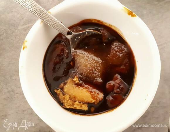 Смешайте все жидкие ингредиенты и мисо для соуса. Мелко нарежьте лук и отложите немного для подачи. Остальной лук добавьте к соусу.