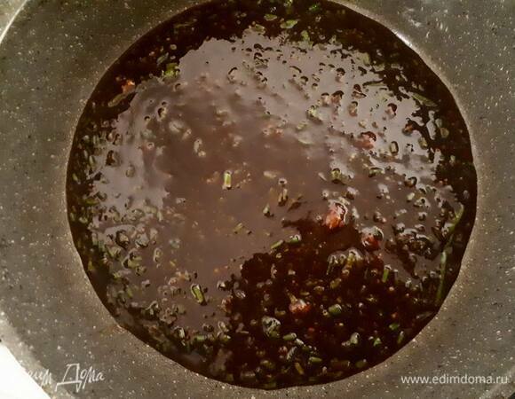 Когда еринги запекутся, вылейте соус на сковороду и доведите до кипения на сильном огне.