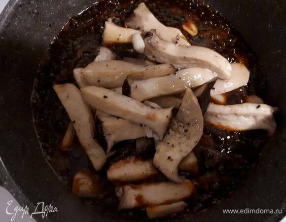 Переложите еринги и чеснок в кипящий соус и обжаривайте, постоянно помешивая, пока соус немного не загустеет.