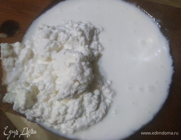 Творог соединить с кефиром.
