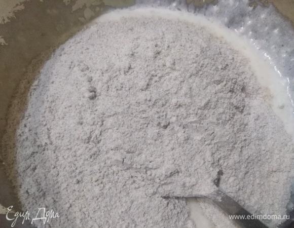 Последней всыпать муку.
