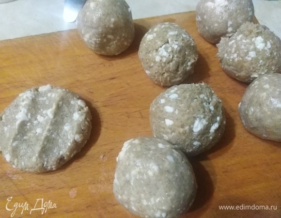 Сделать заготовки размером с грецкий орех. Приплюснуть.