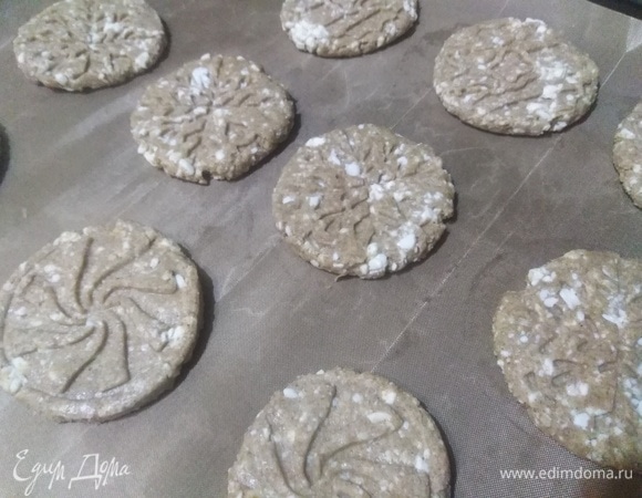 Выложить на силиконовый коврик. Поставить в разогретую духовку.