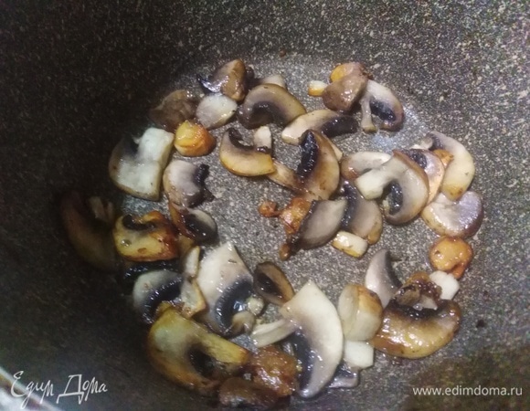 Грибы нарезать и обжарить на растительном масле.