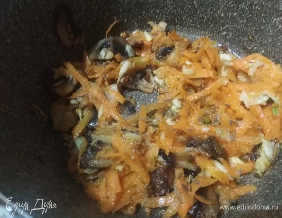 Посолить, посыпать зирой. Жарить еще 2 минуты.