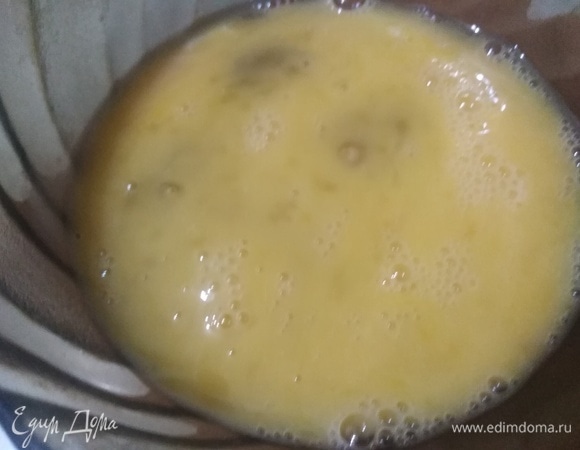 В отдельной посуде взболтать яйца с солью.