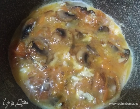 Залить в сковороду.