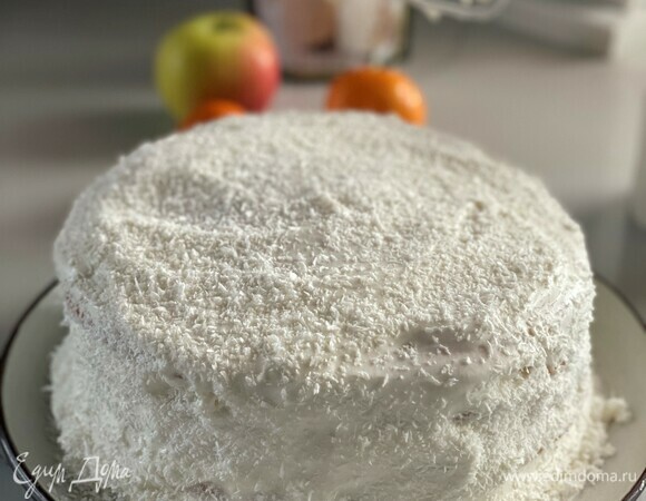 На тарелку выложить ложку крема, сверху — корж. Таким же образом чередовать с кремом до конца коржей. Последний обильно смазать кремом, то же самое проделать с боками торта. Украсить по желанию — можно орехами или кокосовой стружкой.