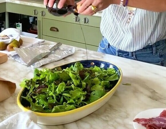 Салатные листья выложить на блюдо, сбрызнуть оливковым маслом и бальзамическим уксусом.