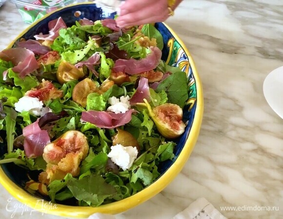 Сверху разложить ломтики ветчины, кусочки разломанного вилкой козьего сыра и сразу подавать! 
