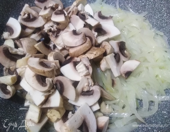На растительном масле обжарить лук до прозрачности. Добавить грибы.