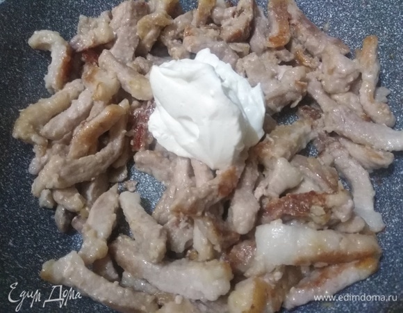 Жарить 15–20 минут, помешивая. В конце посолить. Добавить сметану. Перемешать.