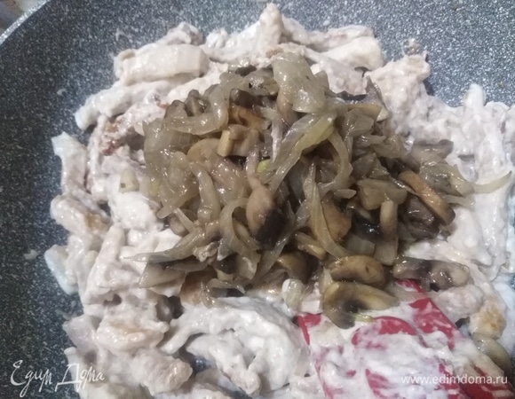 Выложить в мясо грибы с луком. Перемешать.