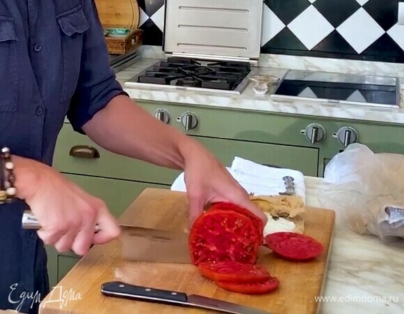 Помидор нарезать кружками.