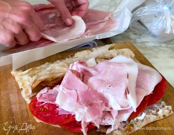 Смазать нижнюю половину лепешки филадельфией, выложить внахлест нарезанные помидоры и посолить, сверху разложить ломтики ветчины.