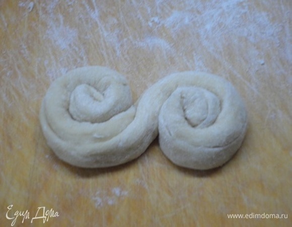 Раскатайте тоненькие жгутики (от их размера будет зависеть размер изделия) и заверните их с концов.