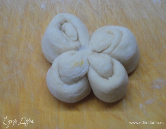 Палочками сдавите с двух сторон, чтобы получился цветок.