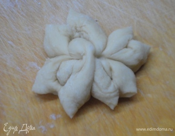 Ножницами сделайте надрезы. Выложите на противень, оставьте на 15 минут в теплом месте для подъема и смажьте смесью сливок и желтка. По желанию посыпьте сахаром. Если есть, крупнокристаллическим.