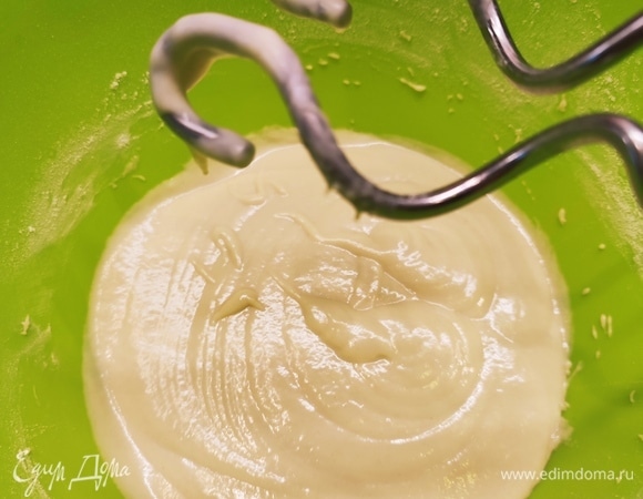 Смешать муку, воду, масло, сахар, соль, сыр и дрожжи. Вымешивать около 10 минут. Потом накрыть тесто пленкой и оставить в теплом месте на 40 минут.