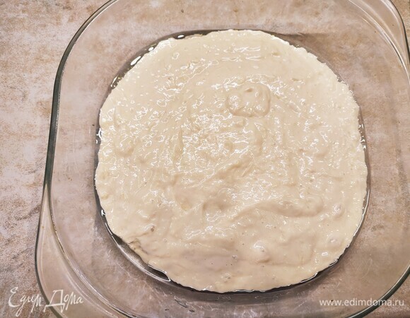 Форму смазать оливковым маслом. Растянуть тесто по всей форме (диаметр моей — 24 см). Оставить на 30 минут.