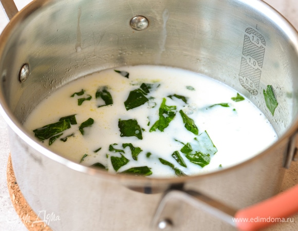 Влить молоко и воду, довести до кипения, посолить по вкусу.