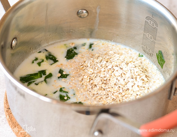Всыпать овсянку и варить до готовности.