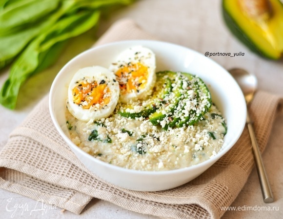 Для подачи я дополнительно отварила яйцо (6 минут), нарезала тонкими слайсами авокадо, посыпала смесью семян и крошкой пармезана. Приятного аппетита!