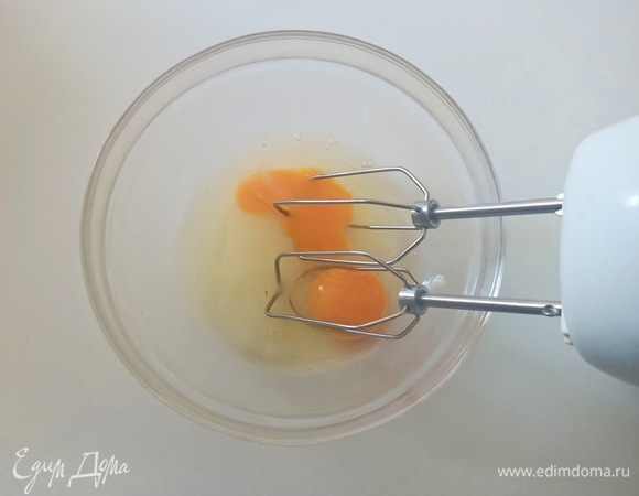 Миксером взбить яйца с сахаром.