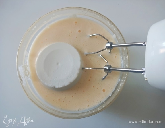 Продолжая взбивать, добавить молоко и рикотту.