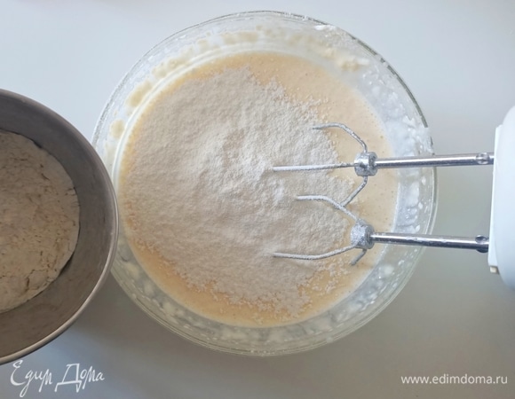 Затем ввести муку и разрыхлитель. Перемешать и дать постоять тесту 10–15 минут.