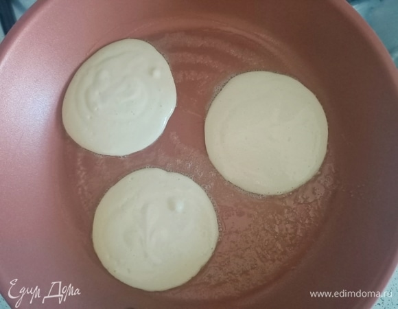 Нагреть сковороду. Добавить небольшой кусочек сливочного масла. Небольшими порциями выложить тесто и обжарить оладушки с двух сторон до готовности.