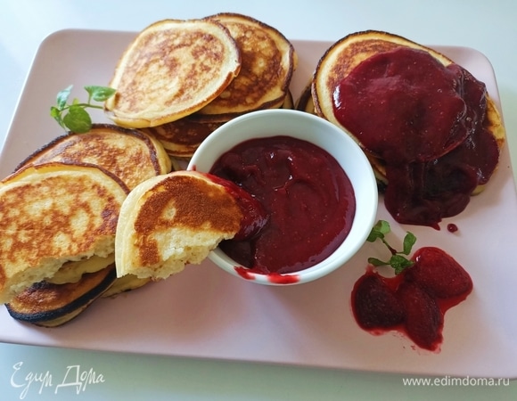 Для соуса разморозить клубнику, слить жидкость. Выложить ягоды в сковороду, добавить сахар и сок лимона. Варить ягоды на небольшом огне при постоянном помешивании до загустения. Готовый соус пробить блендером. Приятного аппетита!