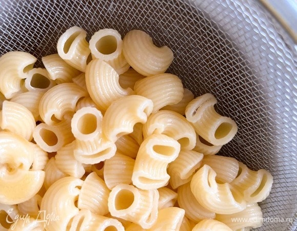 Отварите макароны (я взяла рожки из твердых сортов пшеницы, но подойдет любая паста). Важно: не стоит дополнительно подсаливать воду в кастрюле или солить сами макароны.