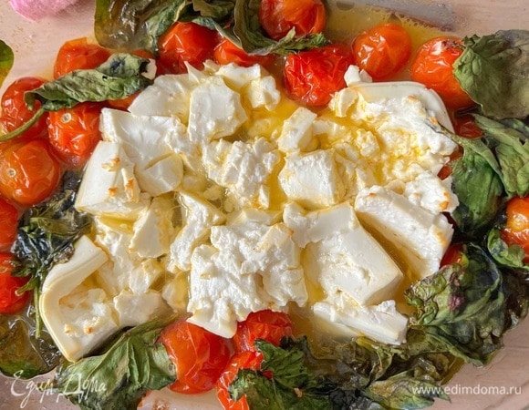 Достаньте из духовки форму, сыр должен быть рыхлым. Разомните его вилкой.